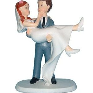 Figura pastel novios en brazos