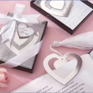 Elegante punto de libro corazon en cajita con lazo
