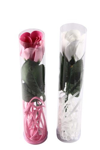 Flor rosa de pétalos de rosa en caja de regalo
